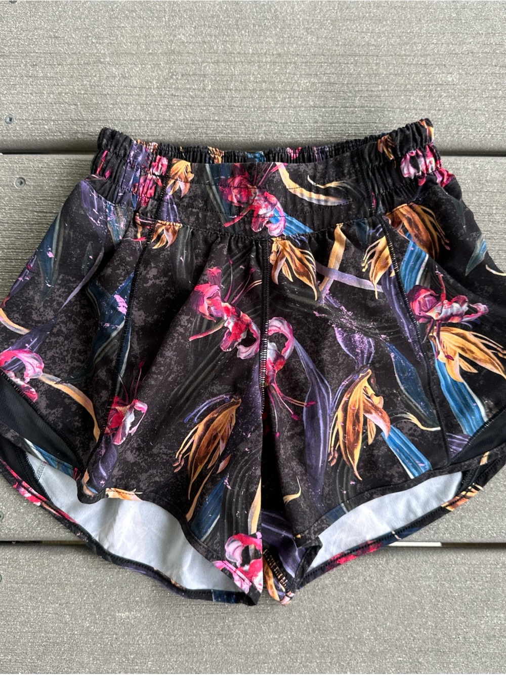 Lululemon Size 2 Hotty Hot LR Short 3.5” Lined Veiled Floral Black Multi Lw7auit